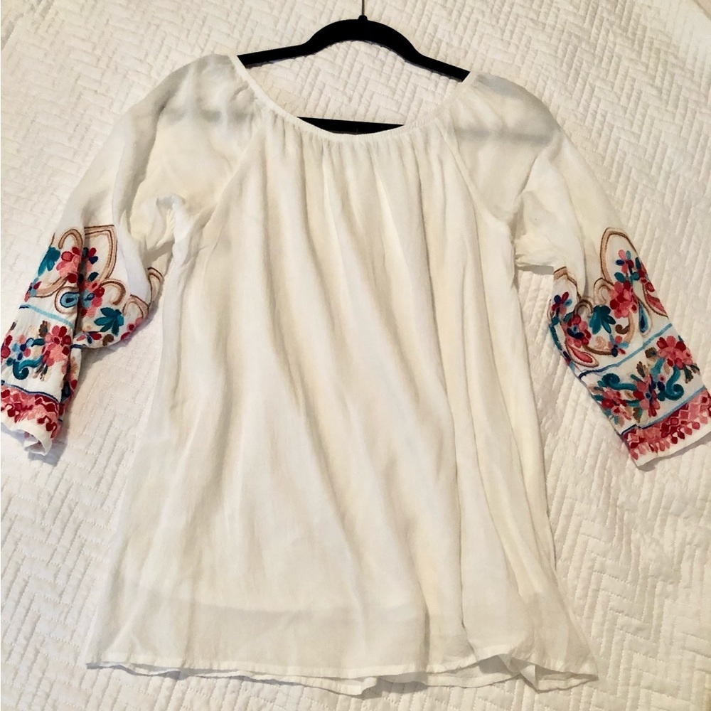 White Tunic Top w/ Embroidery on sleeves 3/4 Sleeve SZ S